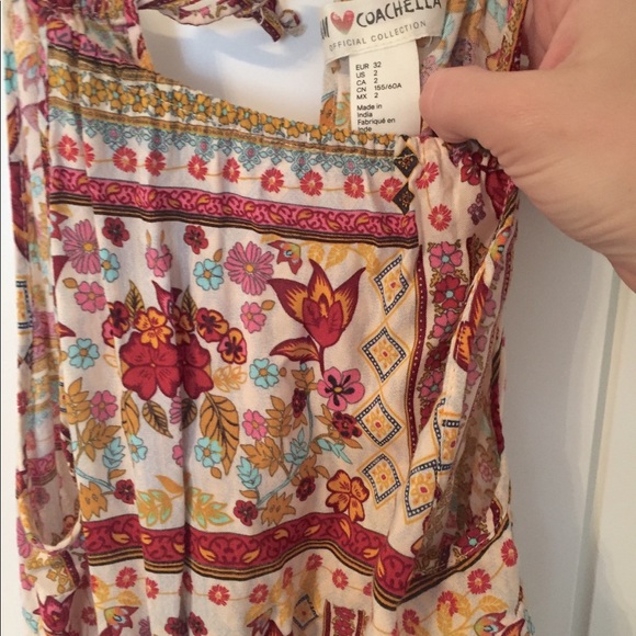 Coachella floral romper with open back - Picture 3 of 5